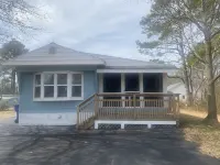 Bright & Beachy 3 Bedroom Home in Quiet Beach Town, sleeps 10+