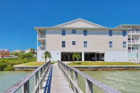 Captain's Cove waterfront condo with shared heated pool Отели рядом с достопримечательностью «Сисайд Сиберд Санкчури»