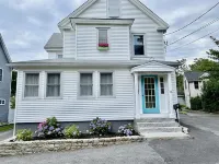Walk to town/beach/pickleball courts; cozy & clean