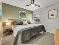 Townhouse Home Away from Home - 2 miles to Texas A&M