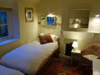 Charming, secluded, characterful cottage in the heart of Lechlade Hotels in Lechlade