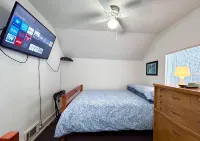 Trailside #1 Winter Fun Retreat~ Ski, Snowboard, Snowmobile, HotTub, Hiking