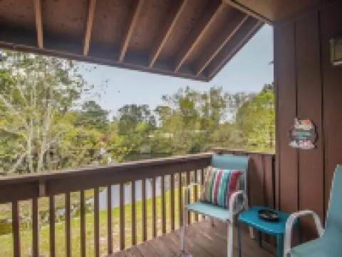 Cozy upstairs Studio Condo at Diamondhead overlooking the Lake & Country Club Hotels in Diamondhead