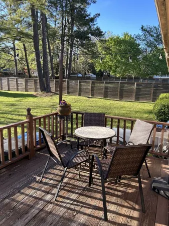 Ranch home, 3 private bedroom suites with full private bathrooms, near Duke Univ