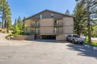 Escape to Mammoth: Cozy Condo with Easy Access to Canyon & Village Hotels near Mammoth Creek Park