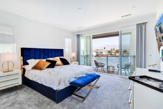 Lakefront with privet Pool 4 master