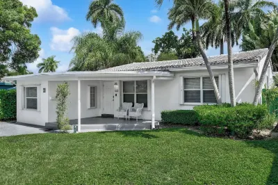 Villa  4/3 + Den for 9 people, heated pool, 5 min to the beach and casino.