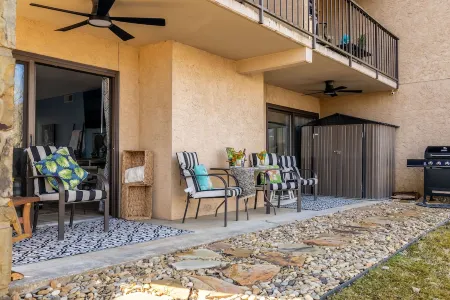 Step from the patio into the Little River. Walking distance to AWESOME! Отели в г. Таунсенд