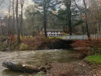 Beautiful Berkshire Farm House on 160+ Acres Hotel a Alford