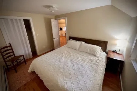 Cozy 1 king bed Apt Minutes to Okemo (Pet Friendly)