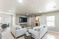 Fully Renovated 3 Bed/3Bath House 1 1/2 Blocks from AT&T Stadium