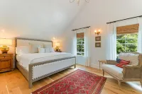 Cape Porpoise village with harbor views.  Walk to shops and restaurants.