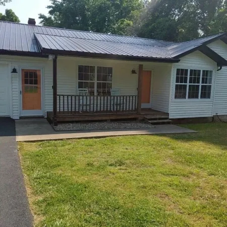 Remodeled House Near Jamestown Marina, Room to Park Your Boat in Driveway!