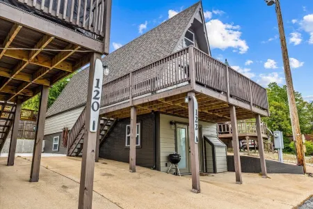 Luxury A Frame at Table Rock Lake! Sleeps 8!