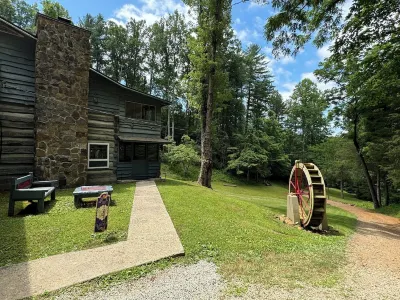Charming & Historical 3-bedroom cabin in marvelous Franklin with AC, fast WiFi Hotels near Trailhead for Yellow Mountain Trail