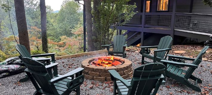 Charming Bear: Secluded Mountain Cabin w/ Firepit, Views, 2 Living Areas & Pets! Hotels in Towns County