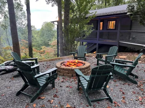 Pet friendly private Charming Bear cabin where cozy meets luxury. Mountain views