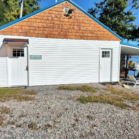 Cozy All Season Bungalow right on the Lake  wine and brewery trail.