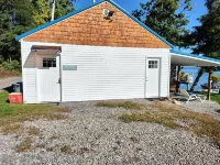 Cozy All Season Bungalow right on the Lake  wine and brewery trail.