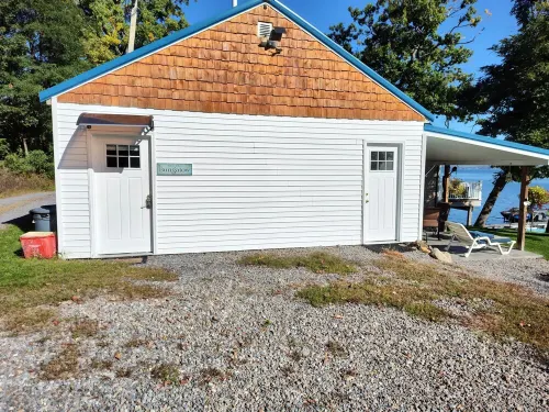 Cozy All Season Bungalow right on the Lake  wine and brewery trail.