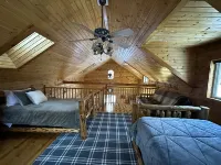 Maplewood Cabin: Secluded Romance with Private Hot Tub while Star Gazing.