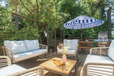 Luxury 4-bedroom house with Spa, Pool Table, and Amazing views! Close to Campus! Hotels near Island Park
