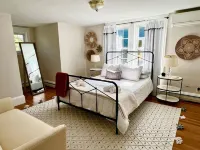 Downtown Historical Bristol Seaside Cottage w Front Row Seats to 4th July Parade Hotels in Bristol