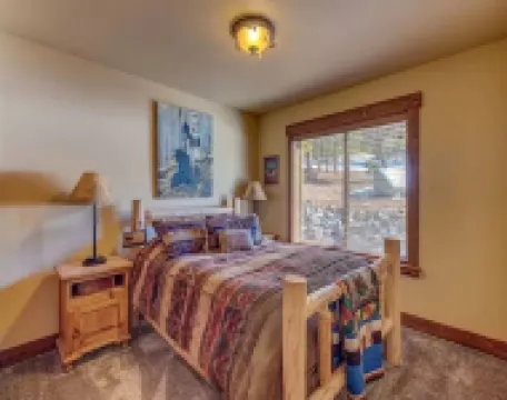 Pristine 4 seasons cabin with 9 beds & hot tub