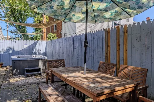 Gorgeous Apt, Pets, Hot Tub & Fire Pit, Walk --> DT Frederick