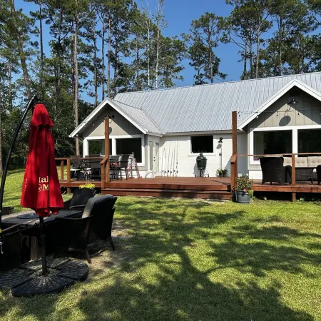 CHARMING WATERFRONT HOUSE, BOAT DOCK, 3 MILES TO OWA, 15 MILES TO ORANGE BEACH