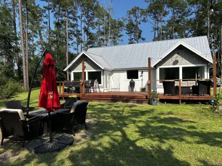 CHARMING WATERFRONT HOUSE, BOAT DOCK, 3 MILES TO OWA, 15 MILES TO ORANGE BEACH Отели рядом с достопримечательностью «OWA Parks & Resort»