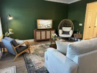Luxury Townhome w/pool and shuffleboard. 30 min to Nashville!