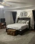 Comfy Tudor in suburban setting, 5mi from Center City Philadelphia. Coffee bar!