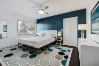 Historic bungalow, heated pool, cabana, arcade, on park, beach 5 min, dogs ok. Hotels in Downtown Hollywood