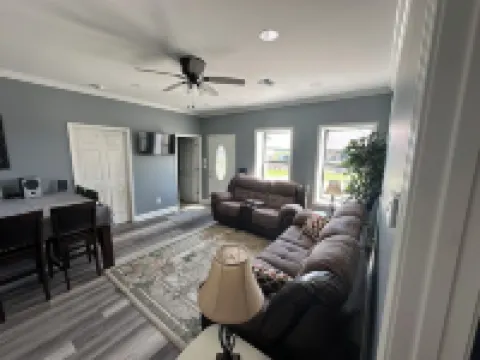 Charming 1-bedroom cottage in Ridge/Judice community with central AC/Heating.