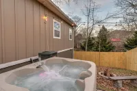 Cottage Escape- Lake Tomahawk,FirePit,Near Downtown Black Mountain, Hot Tub