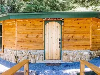 A cozy, romantic cabin perfect for couples.Pets are always welcome, owners too! 맥도웰 카운티 호텔