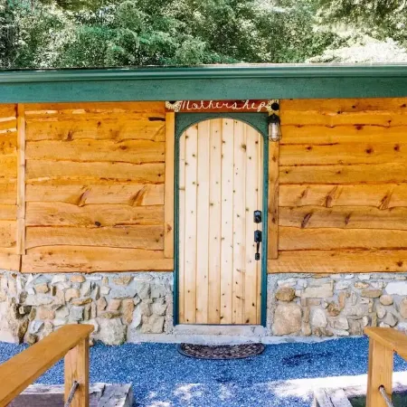 A cozy, romantic cabin perfect for couples.Pets are always welcome, owners too!