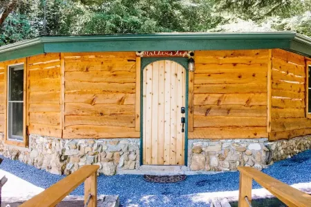 A cozy, romantic cabin perfect for couples.Pets are always welcome, owners too!