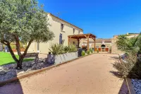 Superbe Villa 6 Couchages + un lit Bébé, Jacuzzi, Piscine, Salle de Sport, Calme Hotel a Bouillargues