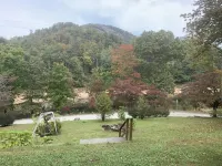 Cabin with private lake access on Cedar Cliff Lake