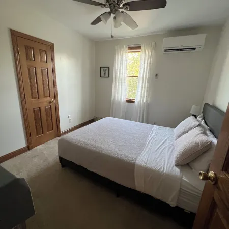 Cheerful 4 Bedroom home close to the waters edge.