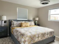 Charming Pool Home - Mins Drive to Beach Largo Bazaar附近的飯店