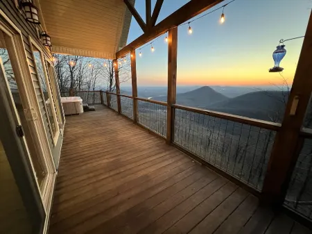 Live the High Life! Views, Hot Tub, Pup Friendly!
