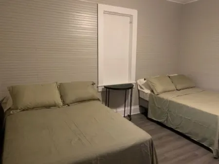 Cute Bungalow in NewRiver Gorge National Park(sleeps 6, pet friendly) Отели в г. Нью Ривер