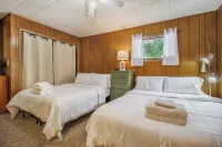 Schooner and Whoop-Ti-Do Cottages: Private Beach on Silver Lake!