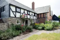 Pretty cottage in idyllic lakeside Wyeside setting