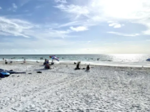 Cute, spacious 2 BR 2 Full BA condo minutes from the beaches