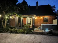 West Park retreat luxury salt water hot tub and heated fiberglass inground pool Hotels in der Nähe von Amtrak - Cleveland Station