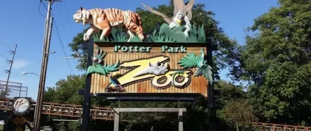 Charming and Cozy Lansing Loft Home Отели рядом с достопримечательностью «Christ Temple Church of Lansing»